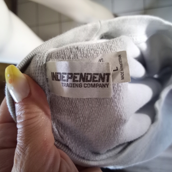 Elegant Marble Gray Crew Neck Sweater - Picture 2 of 4